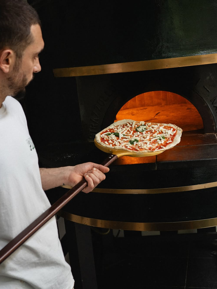 Il pizzaiolo al lavoro